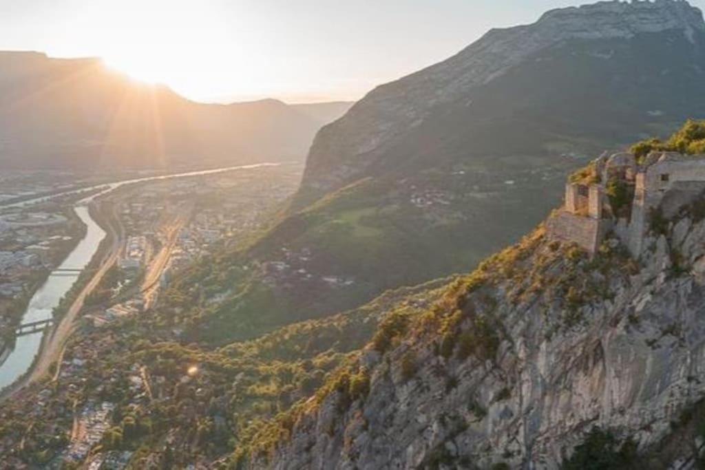 Saint Jacques Your Host Helper Grenoble Bagian luar foto